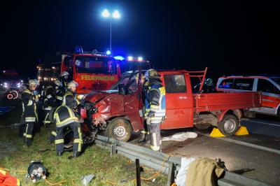 Kleintransporter kommt von der Strasse ab und ueberschlaegt sich, Fahrer alkoholisiert - A8 bei Kirchheim